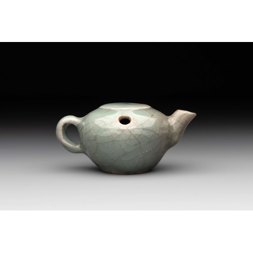 108 - A Chinese Longquan celadon water dropper, SongL.: 8,5 cm -H.: 4 cm