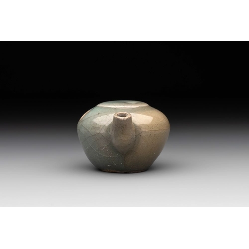 108 - A Chinese Longquan celadon water dropper, SongL.: 8,5 cm -H.: 4 cm