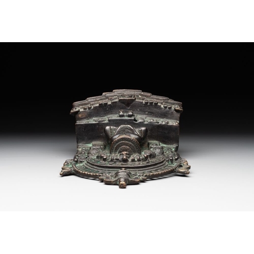 1081 - A copper alloy Jain shrine, Western India, 18/19th C.H.: 30 cm
Weight: 4050 grams
... 