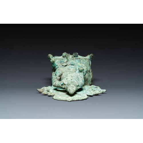 1082 - A bronze group with Kubera on throne, Central Java, Indonesia, 11/12th C.H.: 31 cm
Weight: 2638 gram... 