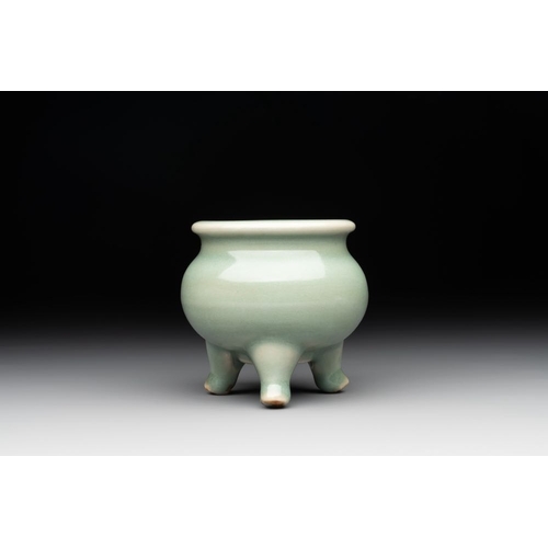 109 - A Chinese Longquan celadon tripod censer, SongDia.: 8 cm -H.: 8,5 cm