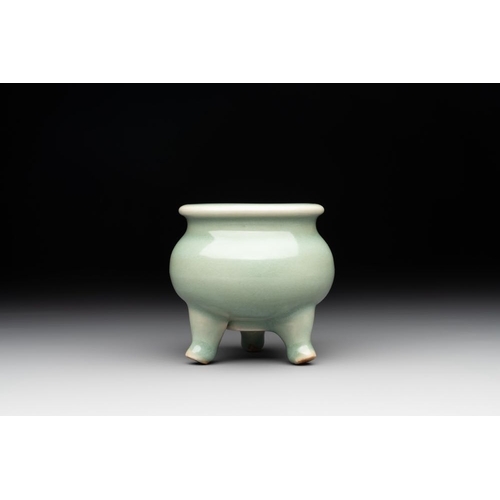 109 - A Chinese Longquan celadon tripod censer, SongDia.: 8 cm -H.: 8,5 cm