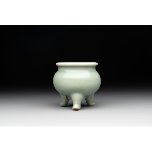 109 - A Chinese Longquan celadon tripod censer, SongDia.: 8 cm -H.: 8,5 cm