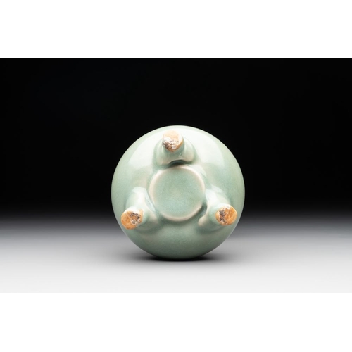 109 - A Chinese Longquan celadon tripod censer, SongDia.: 8 cm -H.: 8,5 cm