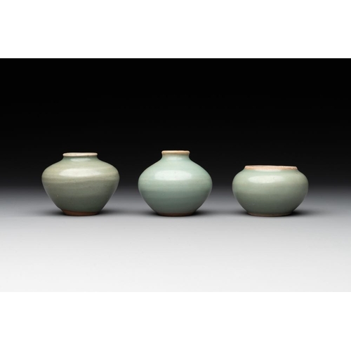 110 - Six Chinese Longquan celadon jarlets, Yuan/MingH.: 6 cm (the tallest)H.: 4,5 cm (the smallest)
Prove... 