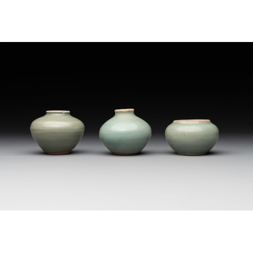 110 - Six Chinese Longquan celadon jarlets, Yuan/MingH.: 6 cm (the tallest)H.: 4,5 cm (the smallest)
Prove... 