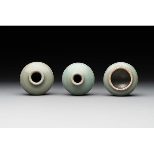 110 - Six Chinese Longquan celadon jarlets, Yuan/MingH.: 6 cm (the tallest)H.: 4,5 cm (the smallest)
Prove... 