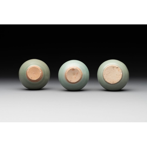 110 - Six Chinese Longquan celadon jarlets, Yuan/MingH.: 6 cm (the tallest)H.: 4,5 cm (the smallest)
Prove... 