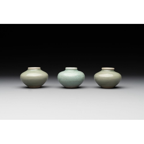 110 - Six Chinese Longquan celadon jarlets, Yuan/MingH.: 6 cm (the tallest)H.: 4,5 cm (the smallest)
Prove... 