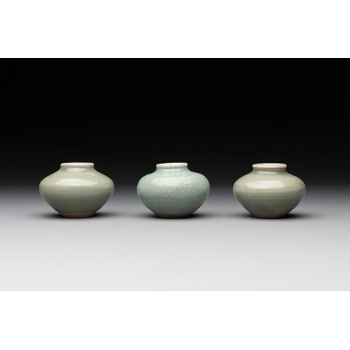 110 - Six Chinese Longquan celadon jarlets, Yuan/MingH.: 6 cm (the tallest)H.: 4,5 cm (the smallest)
Prove... 