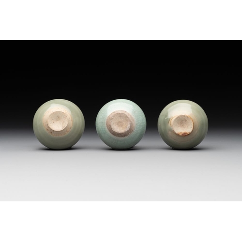 110 - Six Chinese Longquan celadon jarlets, Yuan/MingH.: 6 cm (the tallest)H.: 4,5 cm (the smallest)
Prove... 