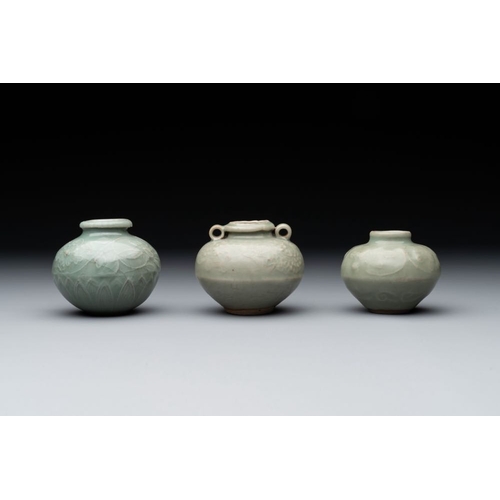 111 - Six Chinese Longquan celadon jarlets with incised floral design, Yuan/MingH.: 6,5 cm (the tallest)H.... 