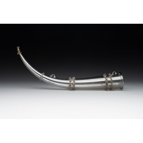 1110 - A facon de Venise glass drinking horn, The Netherlands, 16/17th C.L.: 45 cm
Ref.:- Bonhams, London, ... 