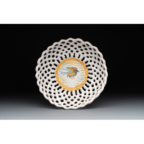 1116 - A reticulated Italian blue, white and yellow 'bird' bowl, Italy, Faenza or Deruta, 17th C.Dia.: 21,5... 