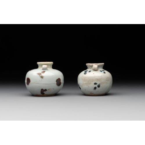 112 - Five Chinese russet-splashed Longquan celadon jarlets, Song/YuanH.: 5,5 cm (the tallest)H.: 4,5 cm (... 