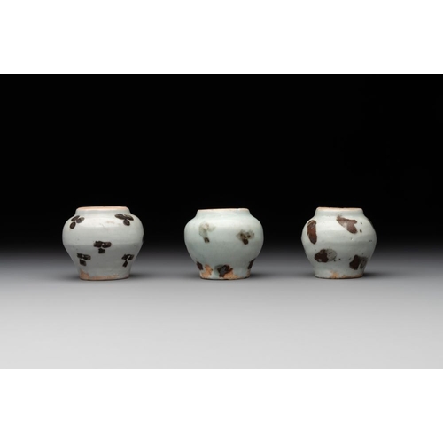 112 - Five Chinese russet-splashed Longquan celadon jarlets, Song/YuanH.: 5,5 cm (the tallest)H.: 4,5 cm (... 