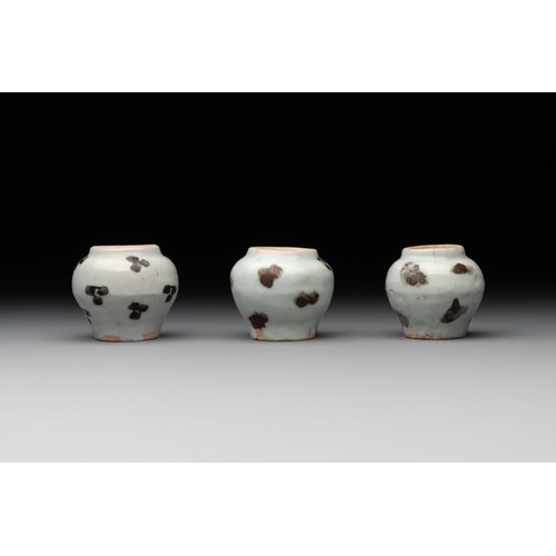 112 - Five Chinese russet-splashed Longquan celadon jarlets, Song/YuanH.: 5,5 cm (the tallest)H.: 4,5 cm (... 