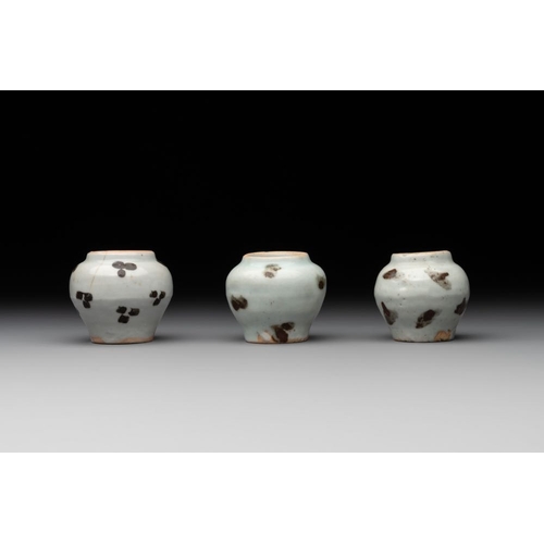 112 - Five Chinese russet-splashed Longquan celadon jarlets, Song/YuanH.: 5,5 cm (the tallest)H.: 4,5 cm (... 