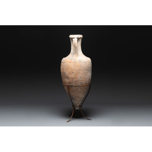 1122 - A Roman terracotta wine or oil transport amphora, 1st C. B.C.H.: 96,5 cm (incl. stand)H.: 83 cm (exc... 