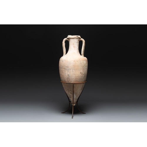 1122 - A Roman terracotta wine or oil transport amphora, 1st C. B.C.H.: 96,5 cm (incl. stand)H.: 83 cm (exc... 