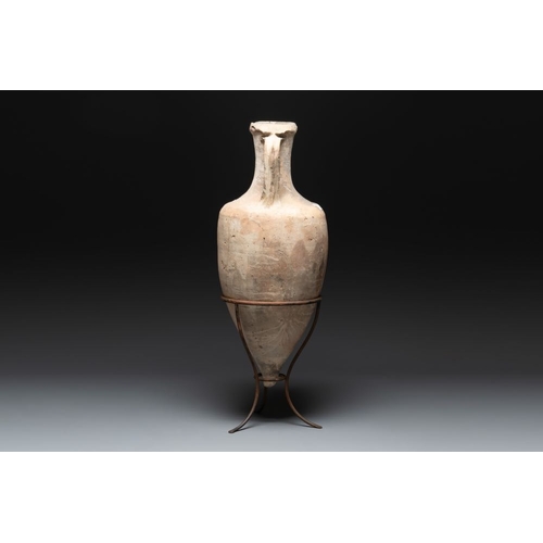 1122 - A Roman terracotta wine or oil transport amphora, 1st C. B.C.H.: 96,5 cm (incl. stand)H.: 83 cm (exc... 