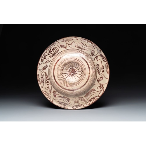 1126 - A Spanish Hispano-Moresque lustre-glazed dish with raised central medallion, Manises, 16th C.Dia.: 4... 