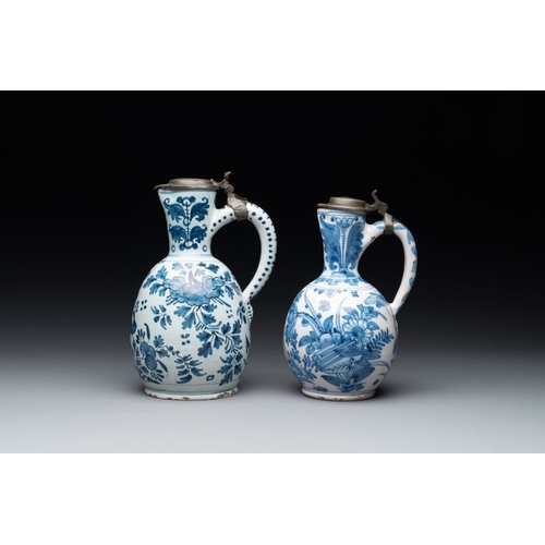 1134 - Two Dutch Delft blue and white jugs with pewter lids, 17/18th C.H.: 24,5 cm (the largest, incl. cove... 