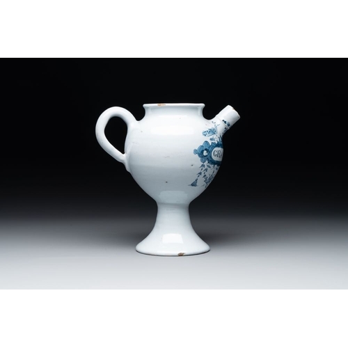 1135 - A Dutch Delft blue and white wet drug or syrup jar inscribed 'S GRANATOR', 18th C.L.: 21,5 cm - H.: ... 