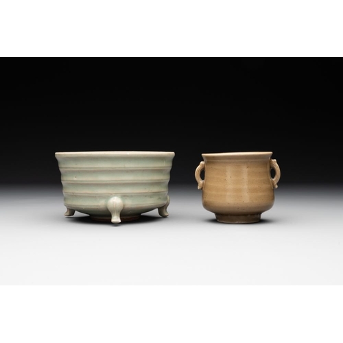 114 - Two Chinese Longquan celadon incense burners and three saucers, Yuan/MingDia.: 12,5 cm -H.: 7 cm (th... 