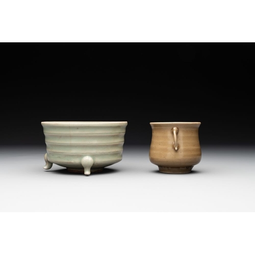 114 - Two Chinese Longquan celadon incense burners and three saucers, Yuan/MingDia.: 12,5 cm -H.: 7 cm (th... 