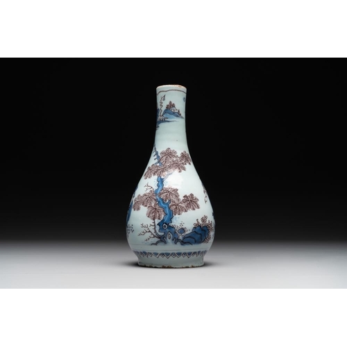 1140 - A Dutch Delft blue, white and manganese chinoiserie bottle vase, late 17th C.H.: 21 cm
Marked SVE ab... 