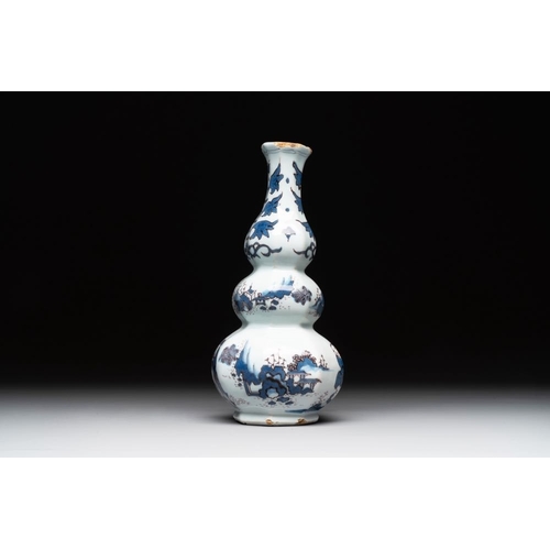 1141 - A Dutch Delft blue, white and manganese chinoiserie triple gourd vase, late 17th C.H.: 21 cm... 