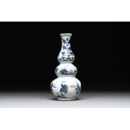 1141 - A Dutch Delft blue, white and manganese chinoiserie triple gourd vase, late 17th C.H.: 21 cm... 