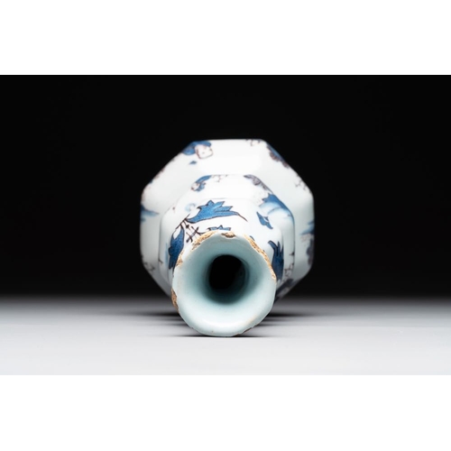 1141 - A Dutch Delft blue, white and manganese chinoiserie triple gourd vase, late 17th C.H.: 21 cm... 