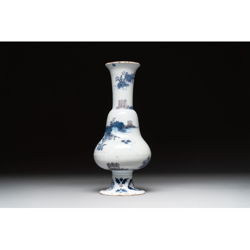 1142 - A Dutch Delft blue, white and manganese pear-shaped  chinoiserie vase, late 17th C.H.: 22 cm... 