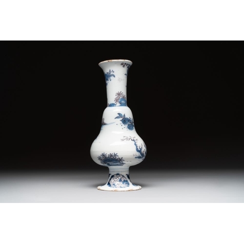 1142 - A Dutch Delft blue, white and manganese pear-shaped  chinoiserie vase, late 17th C.H.: 22 cm... 