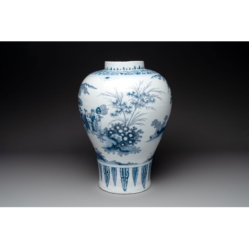 1143 - A very large Dutch Delft blue and white chinoiserie baluster vase, last quarter 17th C.H.: 49 cm
Mar... 