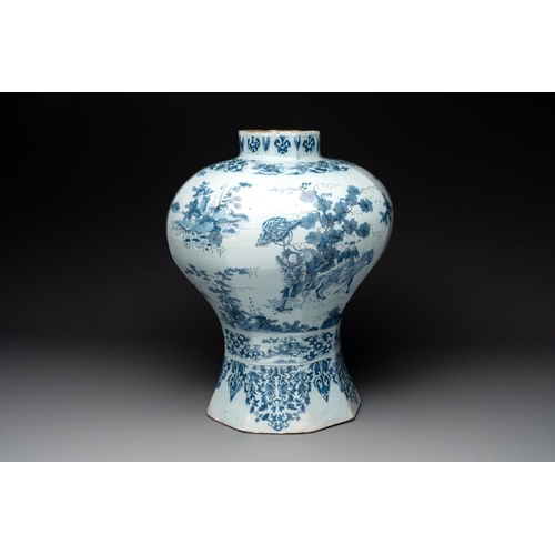 1144 - A very large Dutch Delft blue and white chinoiserie baluster vase, second half 17th C.H.: 50,5 cm... 