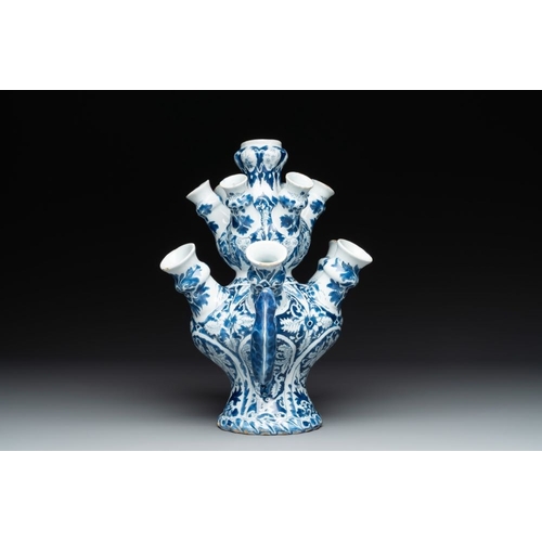 1145 - A rare Dutch Delft blue and white tulip vase, late 17th C.H.: 28,5 cm
Marked AK on the back for Adri... 