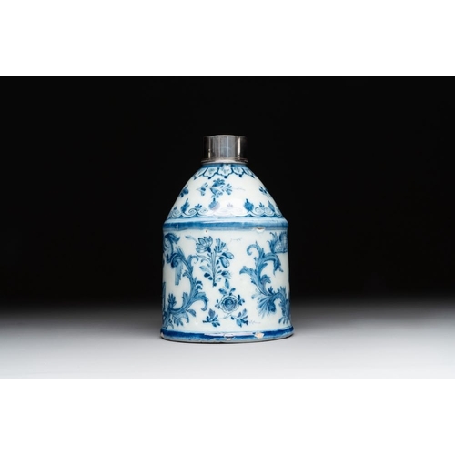 1147 - A Dutch Delft blue and white tea caddy with a pipe smoker, 18th C.H.: 14,5 cm (incl. silver cover)... 