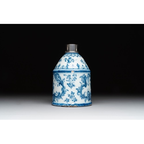 1147 - A Dutch Delft blue and white tea caddy with a pipe smoker, 18th C.H.: 14,5 cm (incl. silver cover)... 