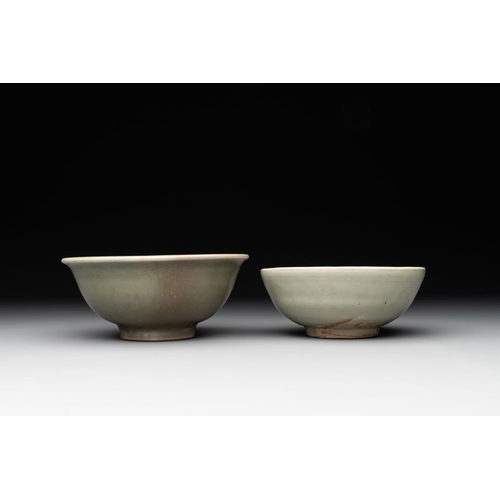 115 - A collection of six Chinese Longquan celadon wares, Yuan/MingH.: 8,5 cm (the ewer)H.: 8,5 cm (the ja... 