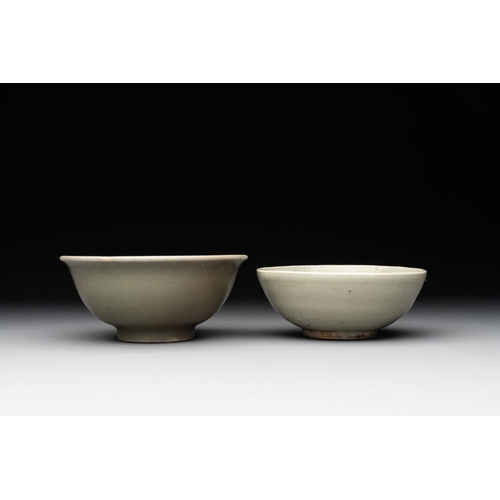 115 - A collection of six Chinese Longquan celadon wares, Yuan/MingH.: 8,5 cm (the ewer)H.: 8,5 cm (the ja... 