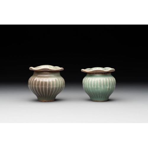 115 - A collection of six Chinese Longquan celadon wares, Yuan/MingH.: 8,5 cm (the ewer)H.: 8,5 cm (the ja... 