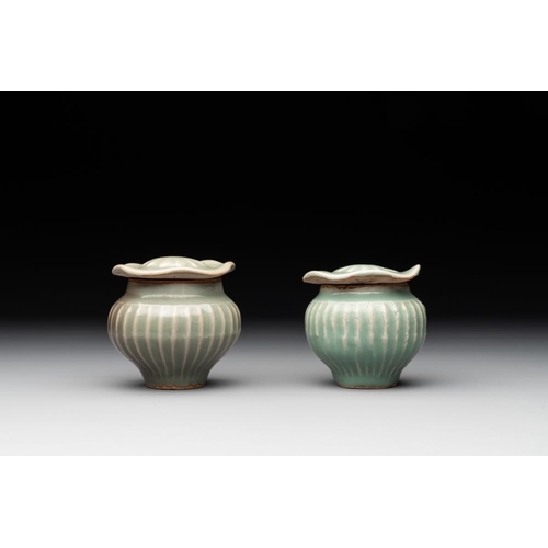 115 - A collection of six Chinese Longquan celadon wares, Yuan/MingH.: 8,5 cm (the ewer)H.: 8,5 cm (the ja... 