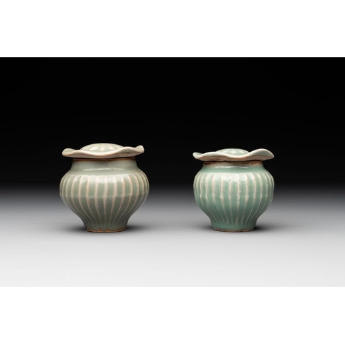 115 - A collection of six Chinese Longquan celadon wares, Yuan/MingH.: 8,5 cm (the ewer)H.: 8,5 cm (the ja... 