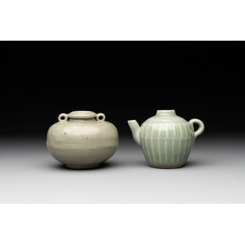 115 - A collection of six Chinese Longquan celadon wares, Yuan/MingH.: 8,5 cm (the ewer)H.: 8,5 cm (the ja... 