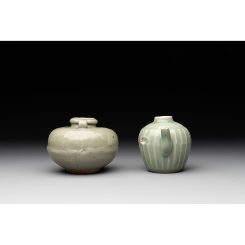 115 - A collection of six Chinese Longquan celadon wares, Yuan/MingH.: 8,5 cm (the ewer)H.: 8,5 cm (the ja... 