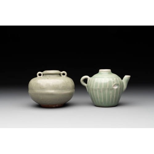 115 - A collection of six Chinese Longquan celadon wares, Yuan/MingH.: 8,5 cm (the ewer)H.: 8,5 cm (the ja... 