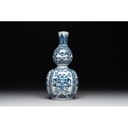 1150 - A Dutch Delft blue and white double gourd vase, Pieter Kam, ca. 1700H.: 28,5 cm
Marked PK for Pieter... 